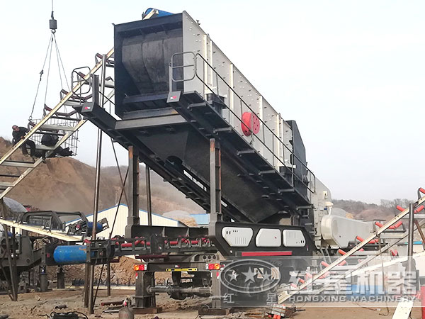 礦山企業(yè)移動(dòng)打石子機(jī)工作現(xiàn)場