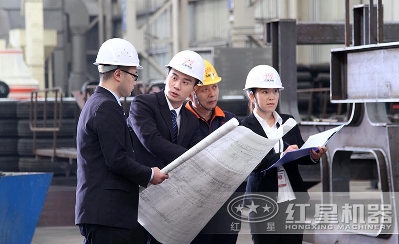 紅星機(jī)器技術(shù)人員為客戶(hù)定制方案