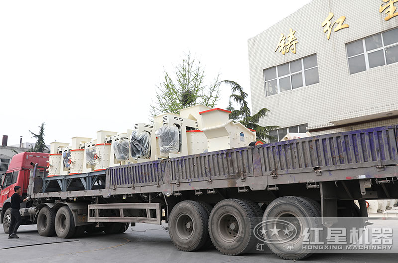 多臺(tái)立軸制砂機(jī)設(shè)備裝車(chē)發(fā)貨